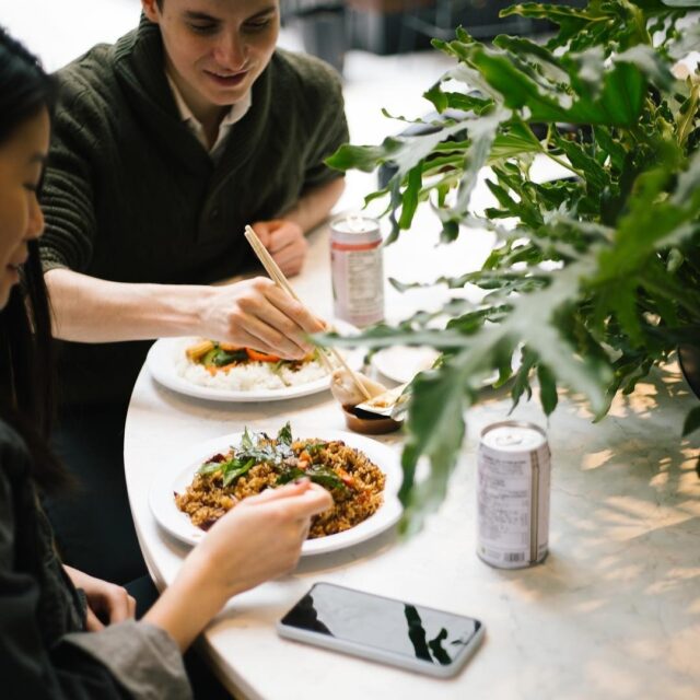 Personnes partageant un repas au Complexe Desjardins