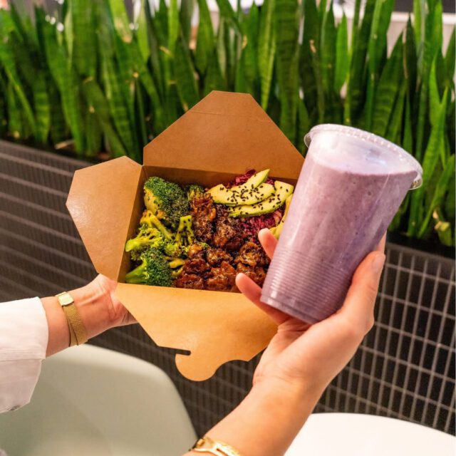 Repas pour emporter et smoothie au Complexe Desjardins