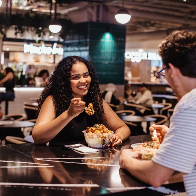 Personnes qui mangent à l’aire de restauration du Complexe Desjardins