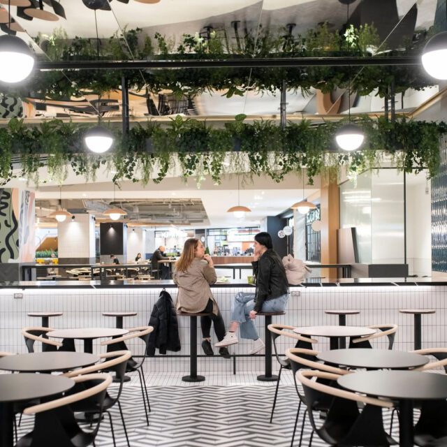 Aire de restauration Le Rendez-vous du Complexe Desjardins avec tables et plantes