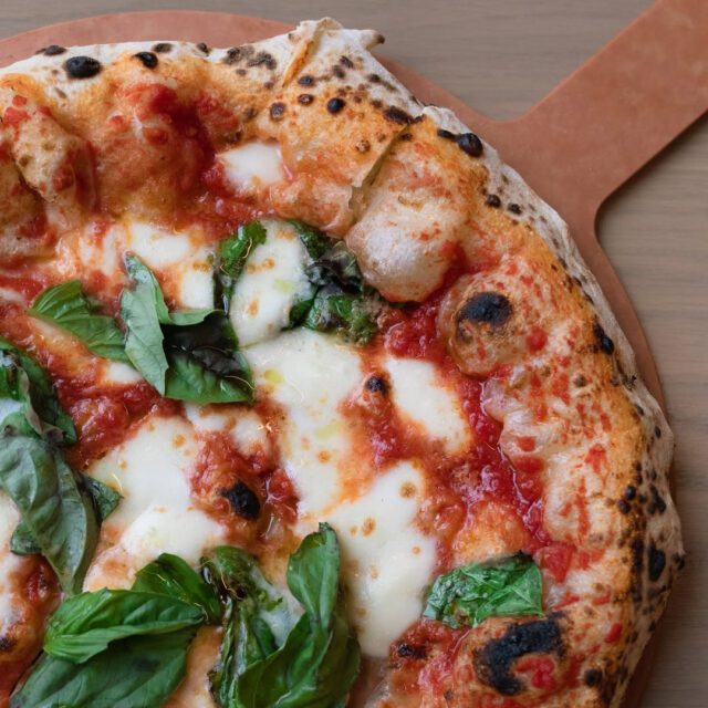 Pizza servie à l’aire de restauration du Complexe Desjardins