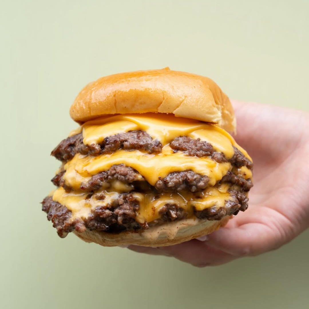 Smash burger double fromage servi chez La Maison du Burger Double Stack au centre-ville de Montréal