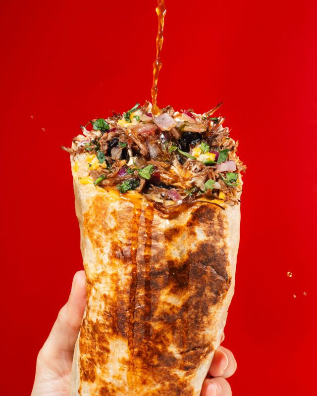 Burrito garni avec sauce épicée chez Quesada au centre-ville de Montréal