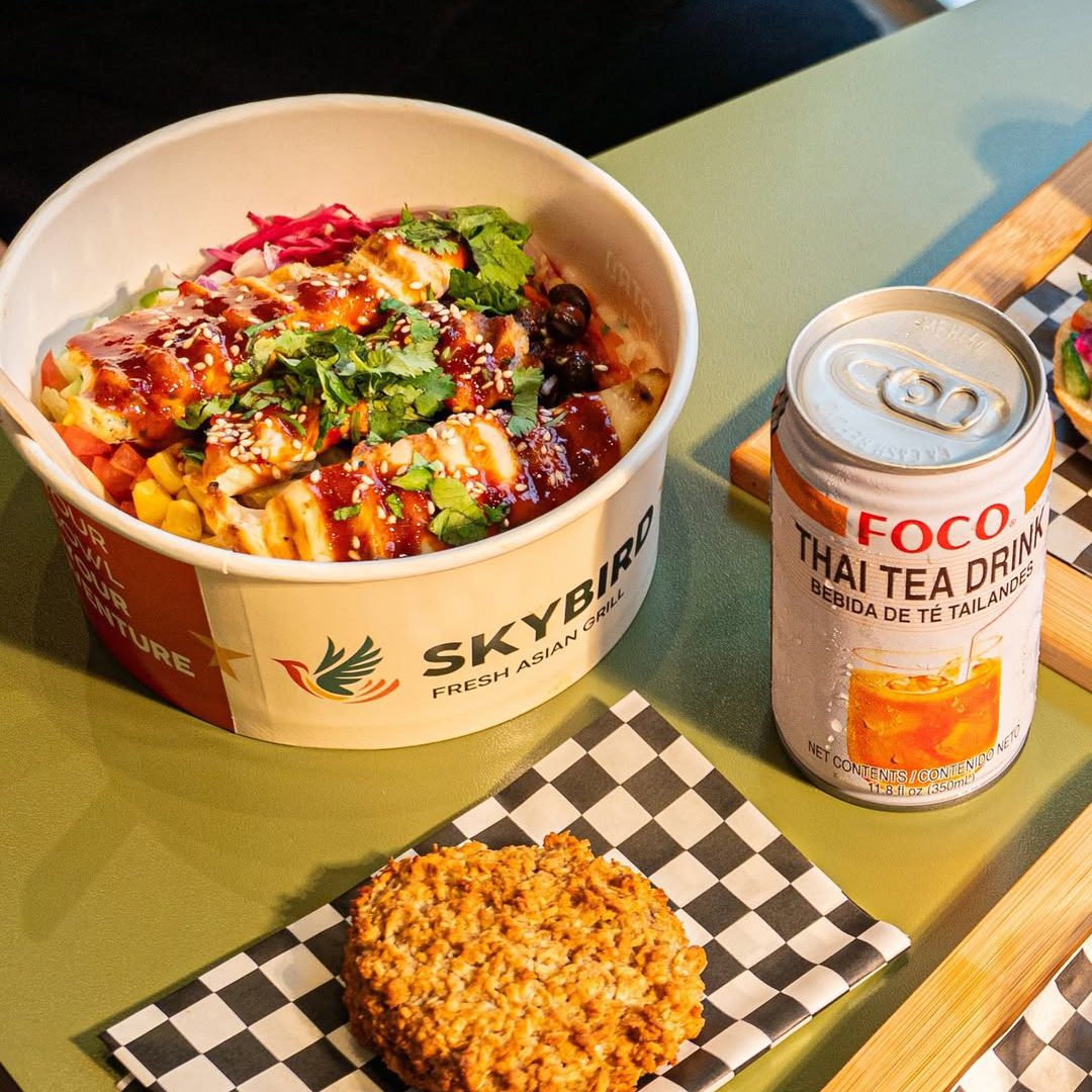 Bol asiatique personnalisé avec poulet grillé chez Skybird centre-ville de Montréal