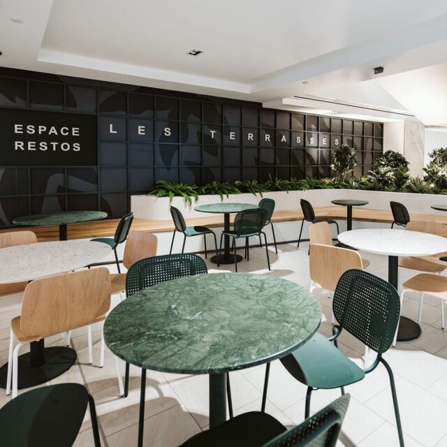 Espace restos Les Terrasses du Centre Eaton avec tables modernes et coin repas aménagé
