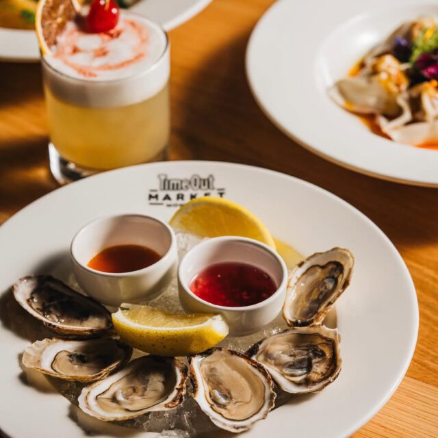 Huîtres servies au Time Out Market Montréal