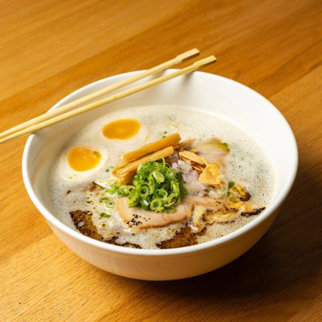 Bol de ramen servi au Time Out Market Montréal
