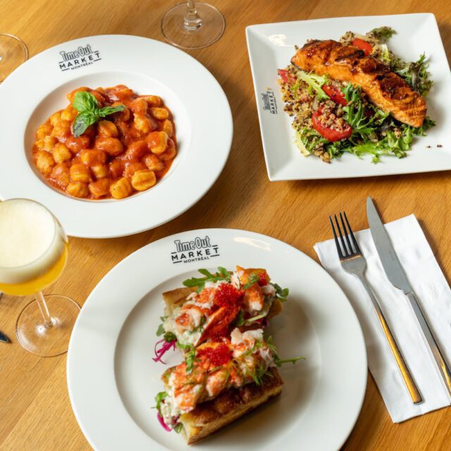 Assiettes variées au Time Out Market Montréal