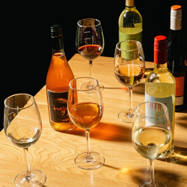 Verres de vin servis au Time Out Market Montréal