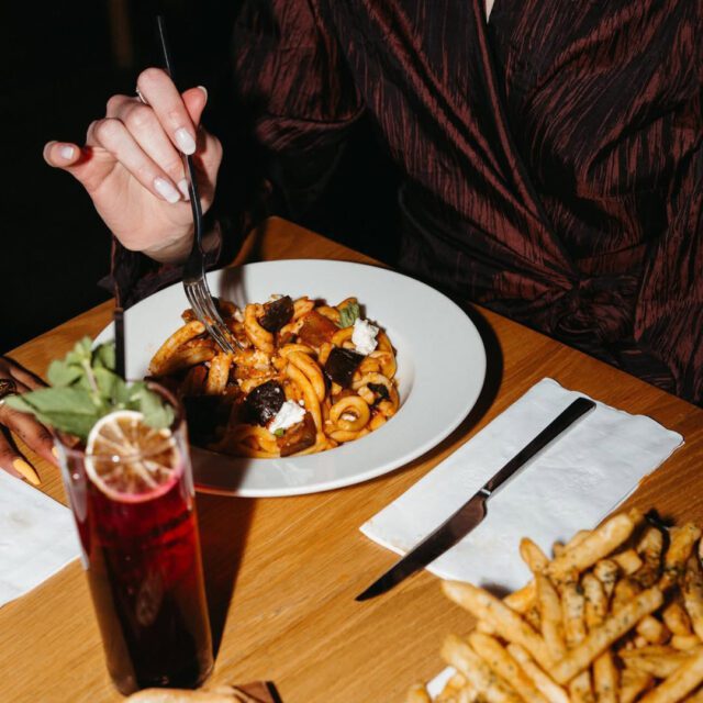 Plat de pâtes et cocktail au Time Out Market Montréal