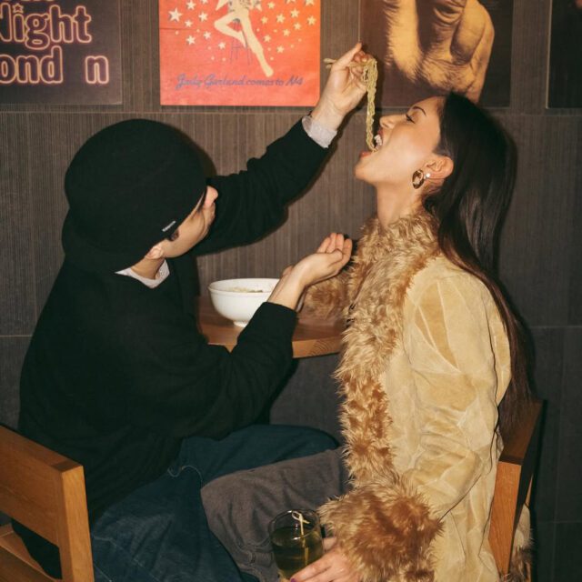 Personnes partageant un repas au Time Out Market Montréal