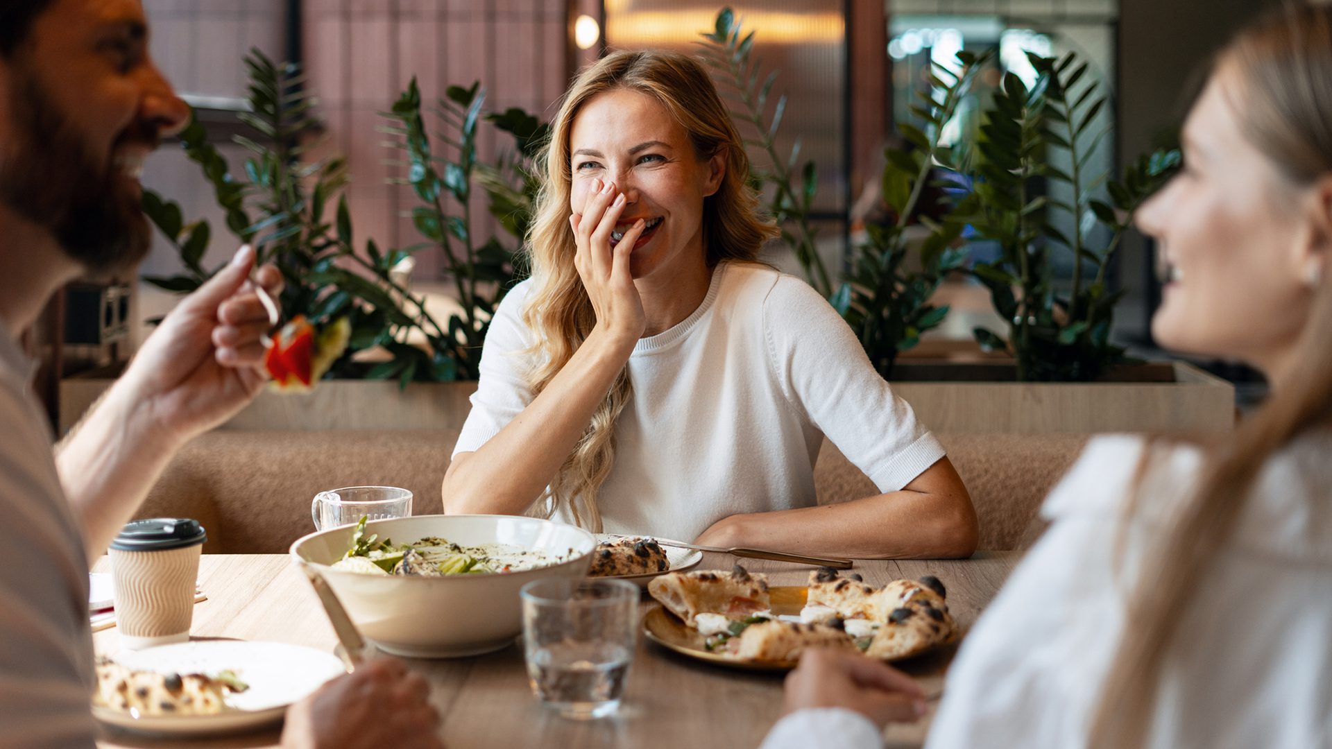 Personnes partageant un repas dans une halle gourmande au centre-ville de Montréal
