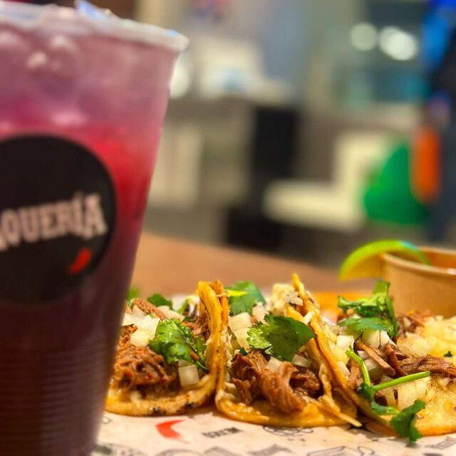 Tacos servis avec boisson chez La Taqueria au centre-ville de Montréal