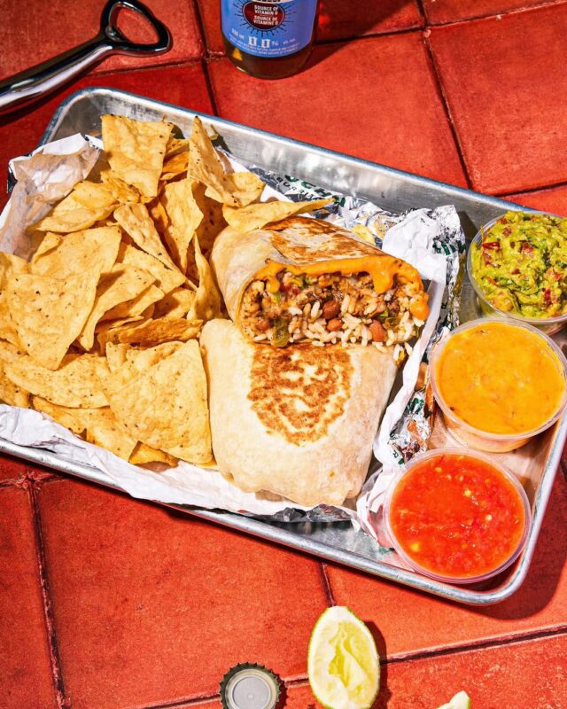 Plateau de burrito, chips et guacamole chez Mucho Burrito au centre-ville de Montréal