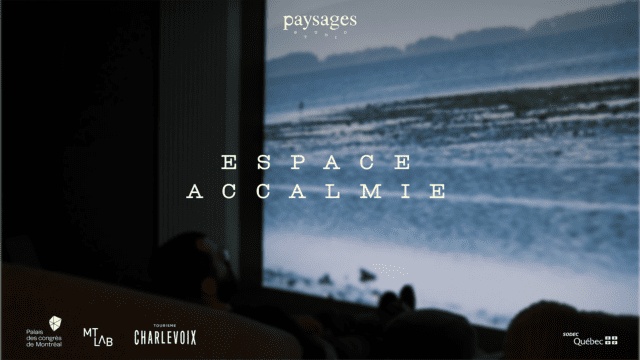 Affiche promotionnelle d’Espace Accalmie montrant une projection immersive de paysages de Charlevoix dans une salle tamisée du Palais des congrès de Montréal.