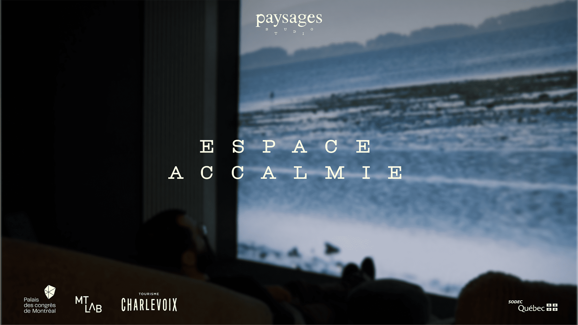 Affiche promotionnelle d’Espace Accalmie montrant une projection immersive de paysages de Charlevoix dans une salle tamisée du Palais des congrès de Montréal.