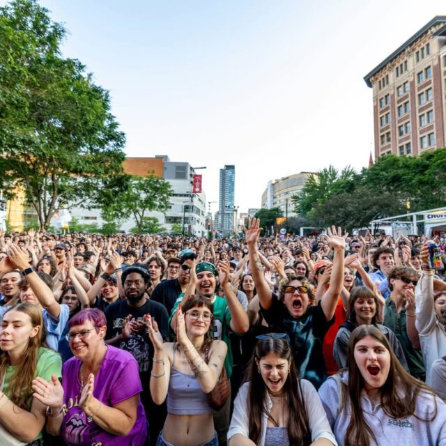 Foule devant une scène extérieure des Francos de Montréal au centre-ville.
