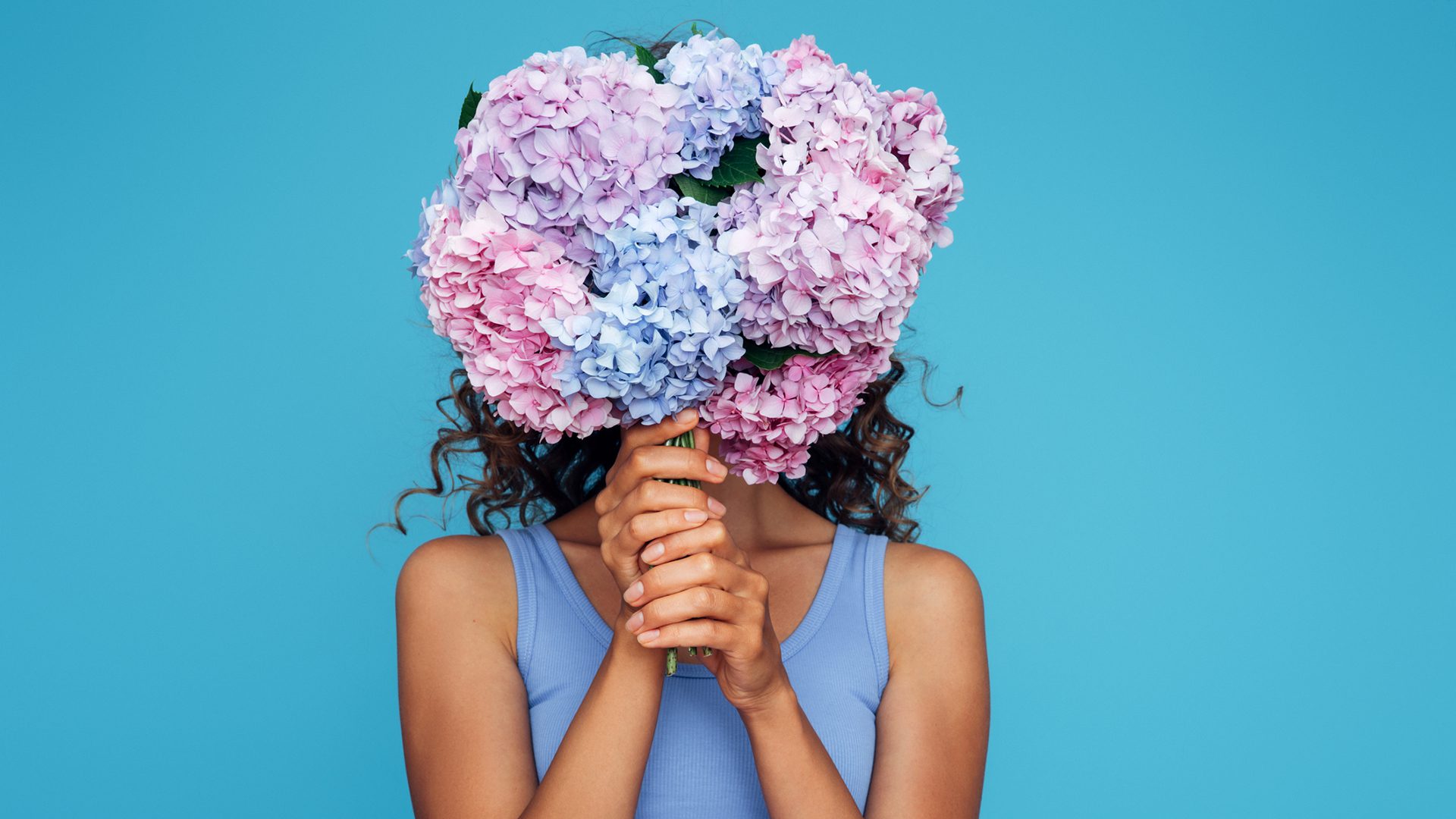 Femme tenant un bouquet de fleurs illustrant les nouveautés de mai au centre-ville de Montréal