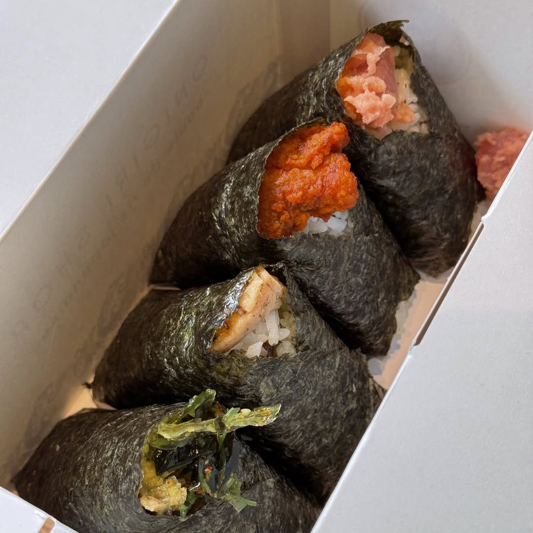 Boîte d’onigiris frais chez Onigiri Shop au centre-ville de Montréal