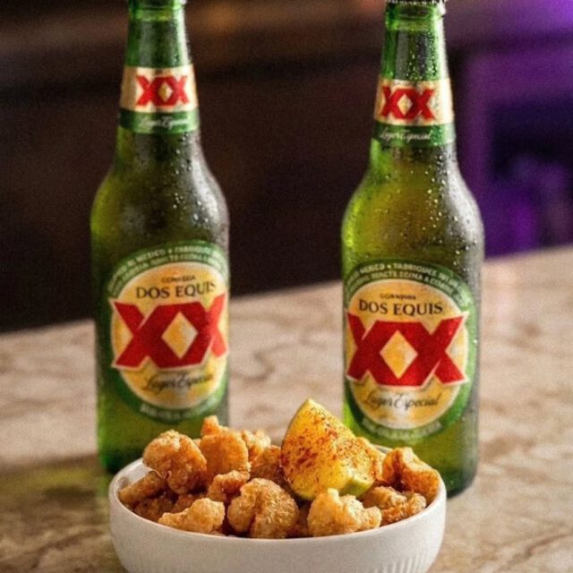 Bières Dos Equis et bouchées mexicaines chez La Cantina au centre ville de Montréal