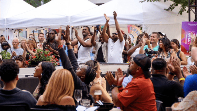Festivaliers applaudissant devant une scène extérieure lors du SoulFest MTL au centre-ville de Montréal.