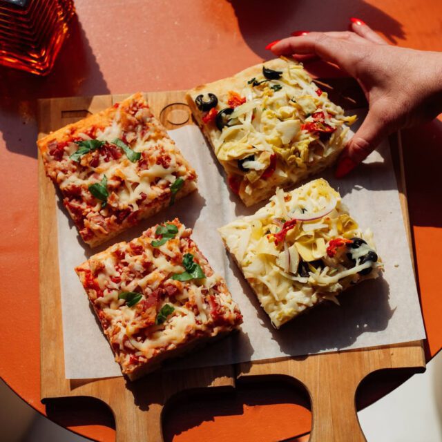 Pointes de pizza romaine sur la terrasse de UGO Pizzeria au centre ville de Montréal