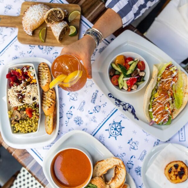 Repas et boissons servis sur la terrasse de Vasco da Gama