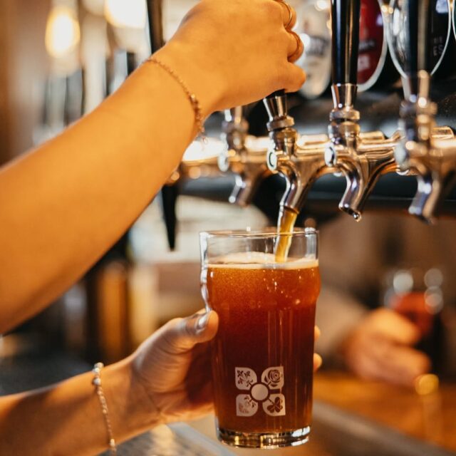 Pinte de bière servie au comptoir du Ye Olde Orchard