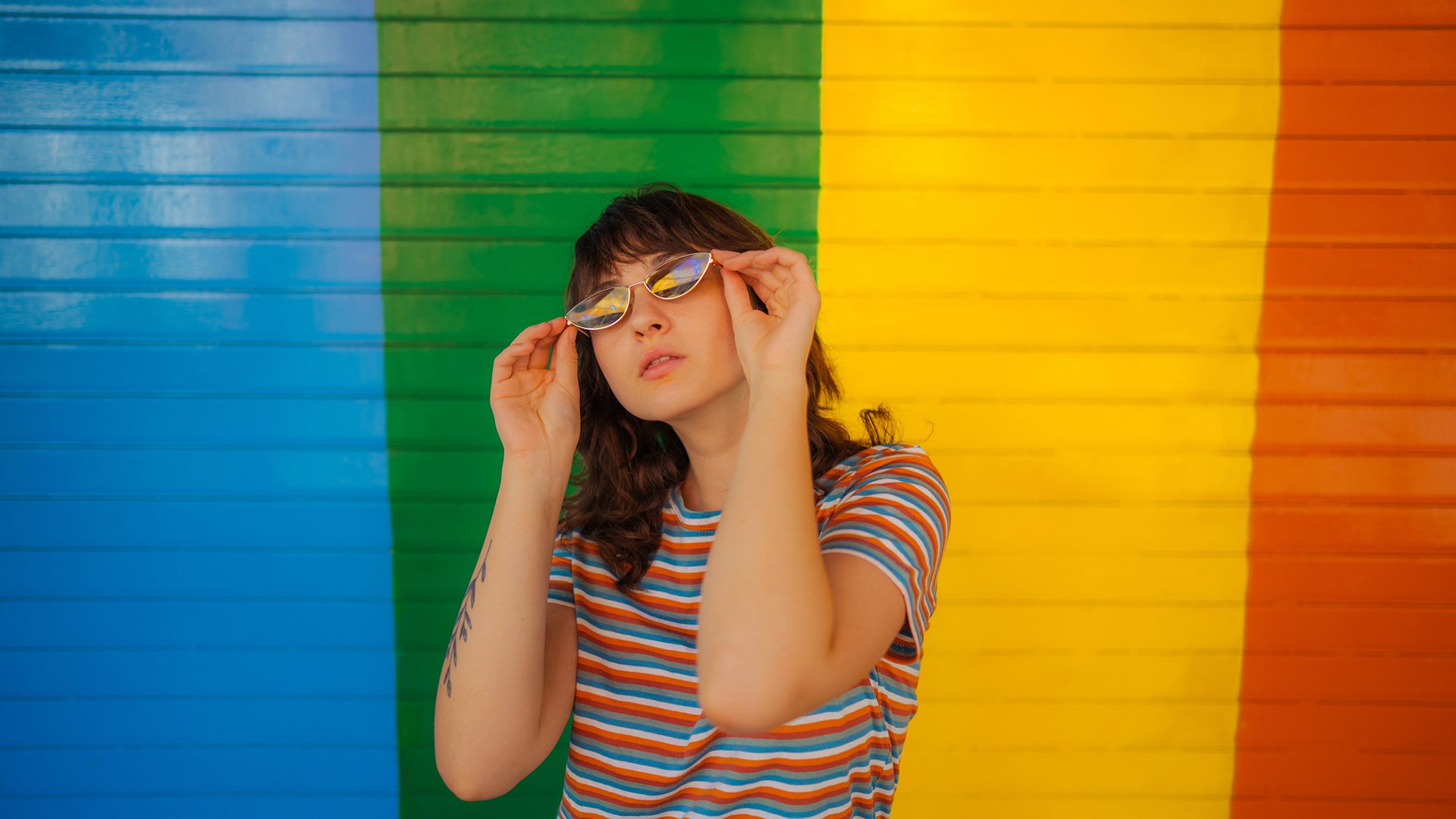 Personne devant un mur coloré au centre-ville de Montréal